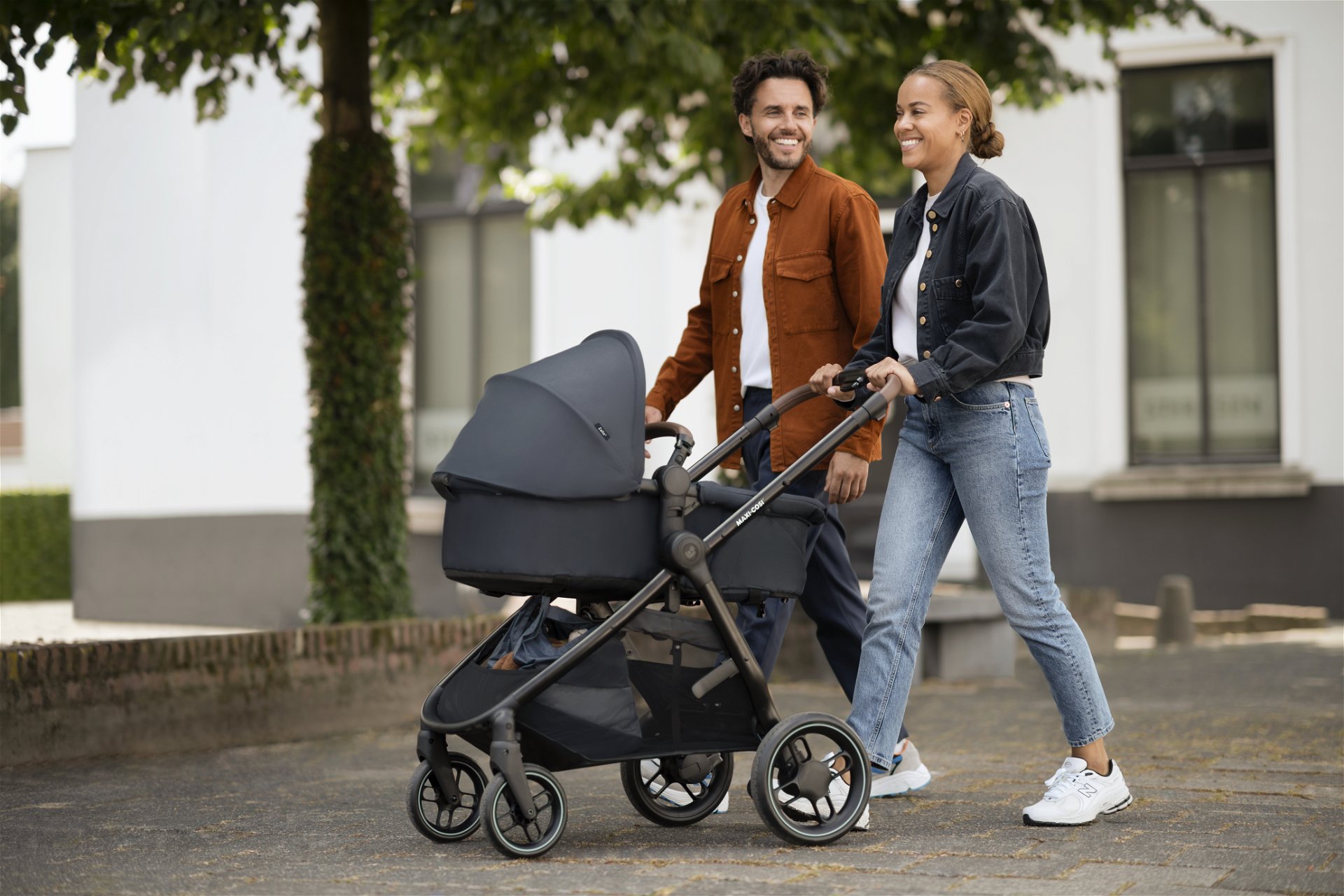 https://images.4mybaby.ch//media/4a/a3/fc/1683353684/MC1210_2021_maxicosi_Stroller_Zelia%C2%B3_Lifestyle_City_Familywithcarrycotmode_Landscape.jpg?width=1920