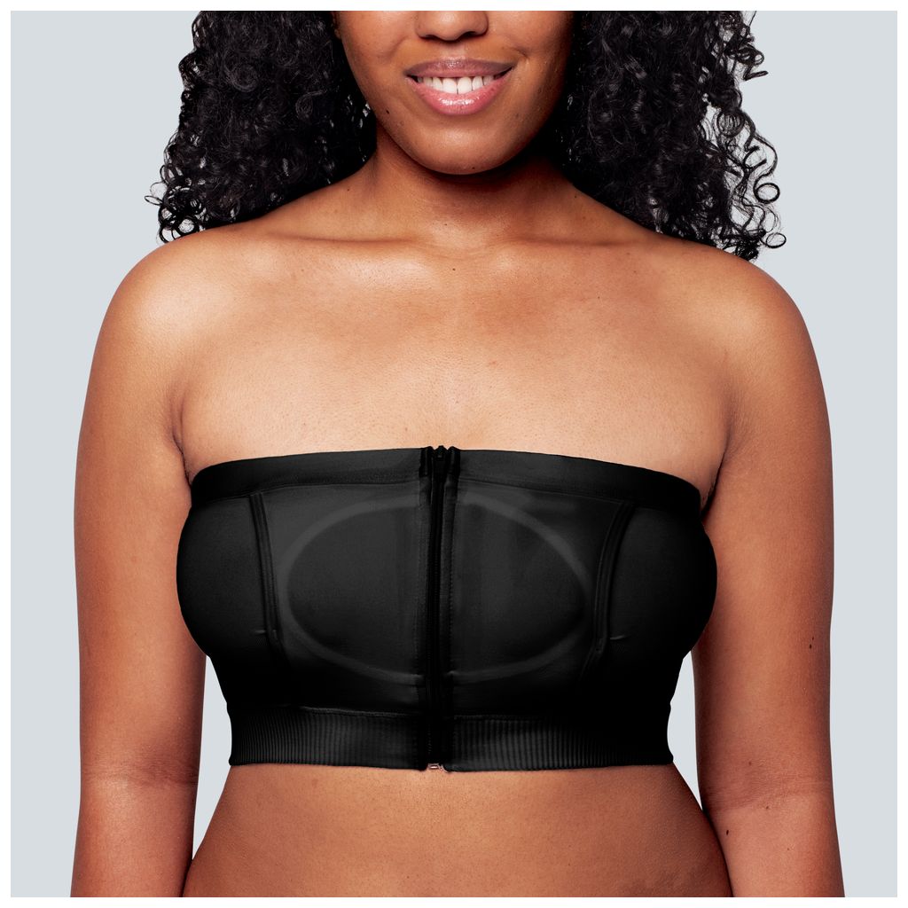Frau tr&auml;gt schwarzes Bandeau-Top mit Frontreissverschluss