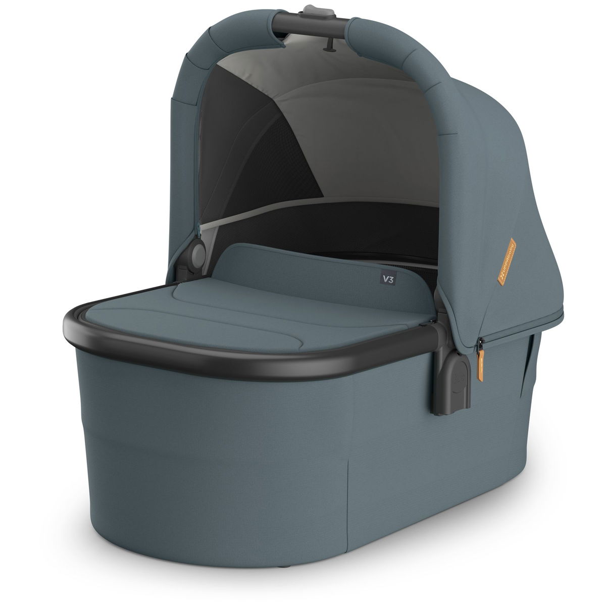 Blaue Babytragetasche mit Verdeck auf weissem Hintergrund