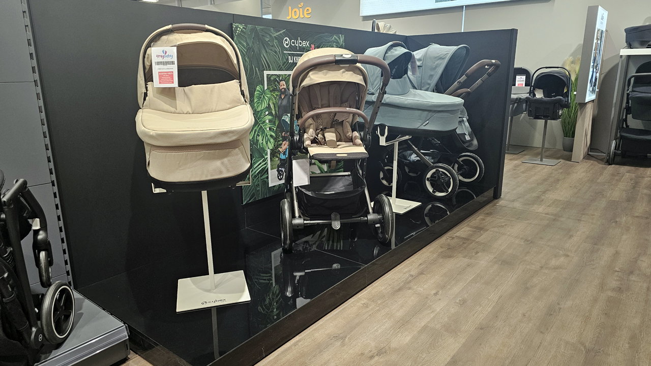 Ausstellungsbereich für Kinderwagen und Babyschalen in Regensdorf