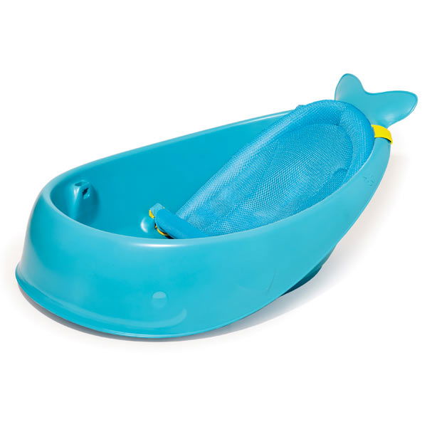 Blaue Babybadewanne mit Einsatz in Walform auf weissem Hinte