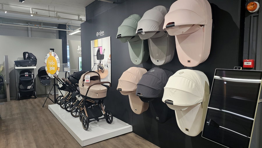 Showroom mit Kinderwagen im Store Regensdorf