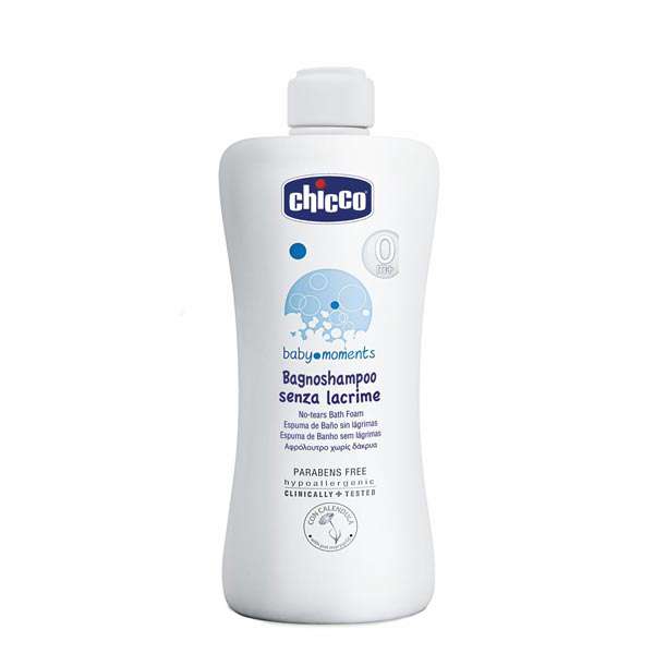 Weisse Flasche Babyshampoo mit blauem Aufdruck auf weissem G