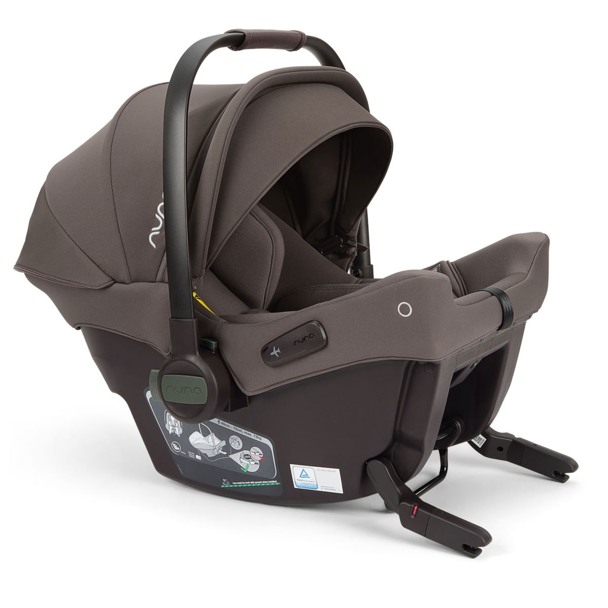 Braune Babyschale mit Isofix-Basis auf weissem Hintergrund