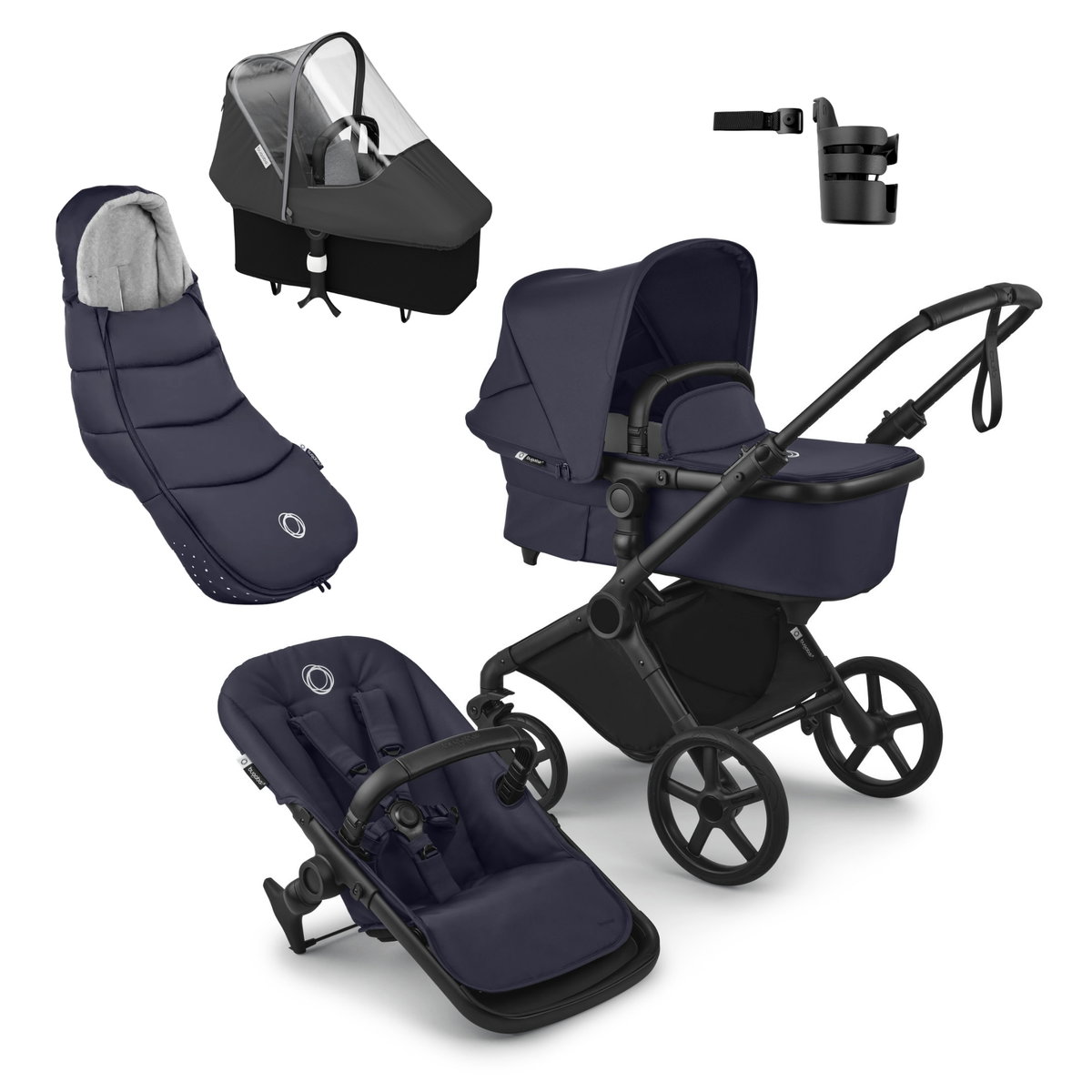Abgebildet ist ein komplettes Kinderwagen-Set in Dunkelblau bestehend aus Kinderwagen-Gestell mit Liegewanne, separatem Sportsitz, Fusssack, Regenschutz und Getr&auml;nkehalter auf weissem Hintergrund.