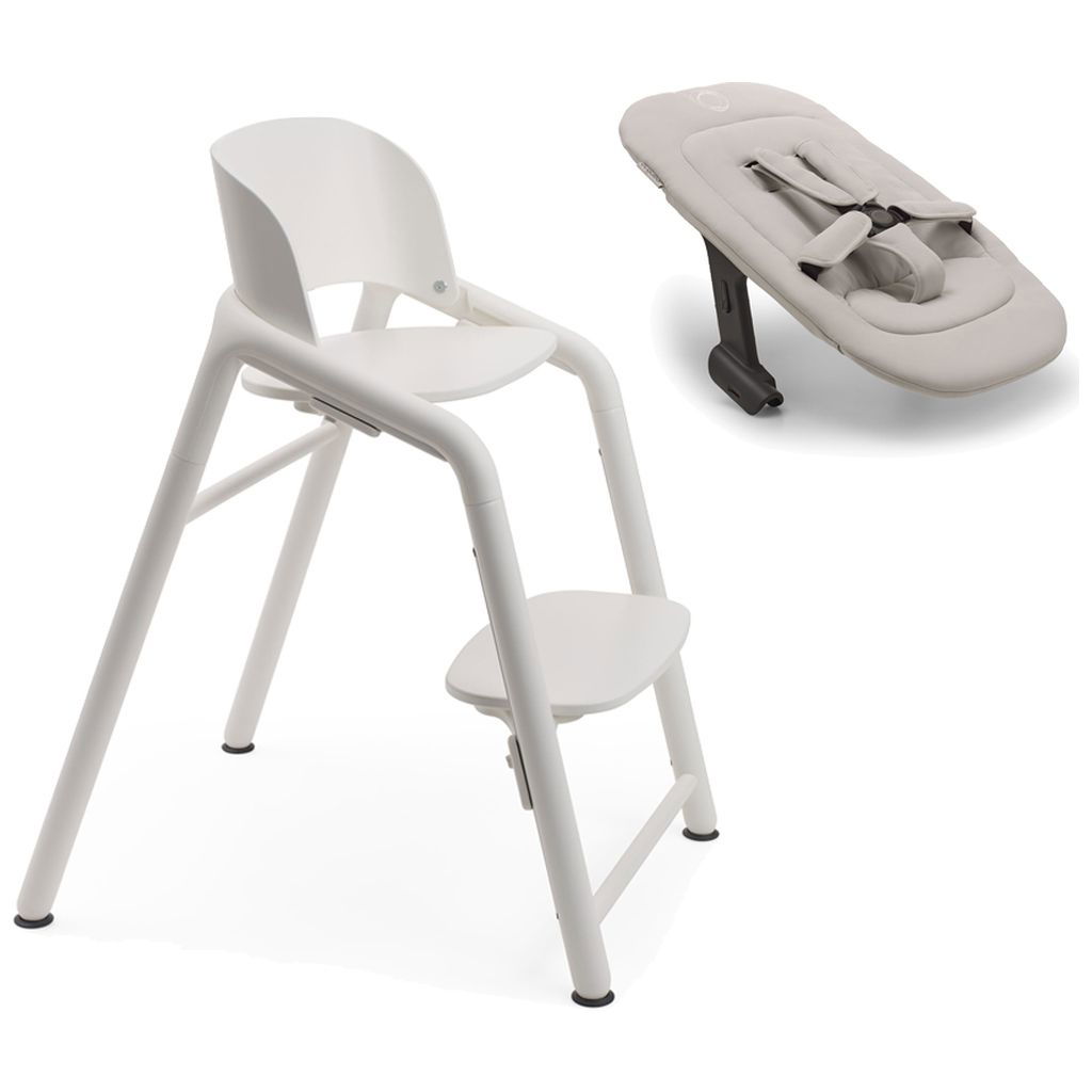 Weisser Hochstuhl mit separatem Babyeinsatz vor weissem Hint