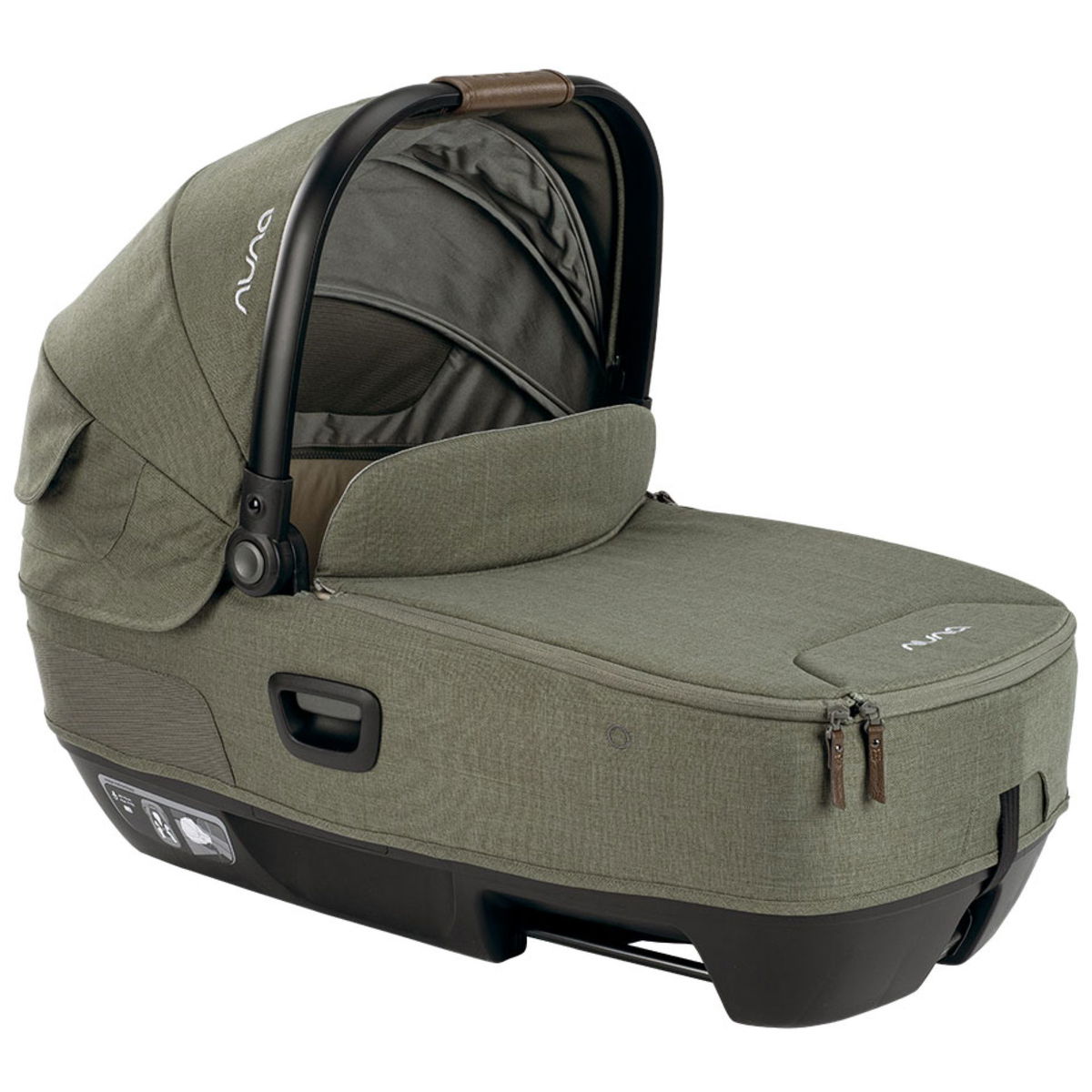 Grüne Babywanne mit Verdeck und Tragegriff auf weissem Hinte