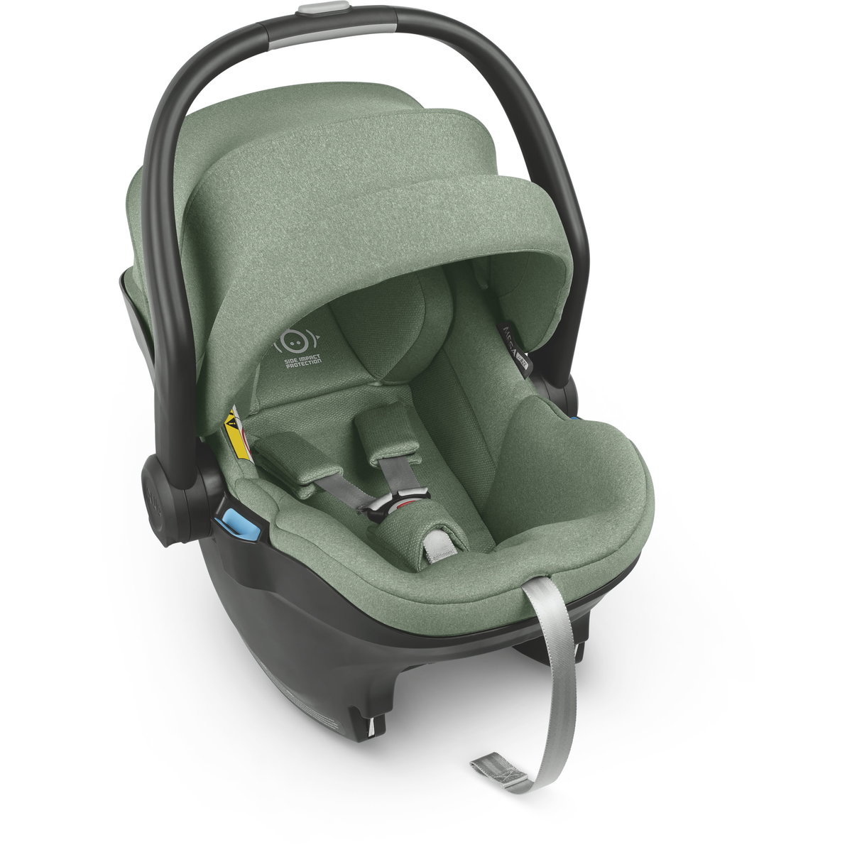 Grüner Baby-Autositz mit Tragegriff, Sonnenverdeck und Sicherheitsgurt auf weissem Hintergrund