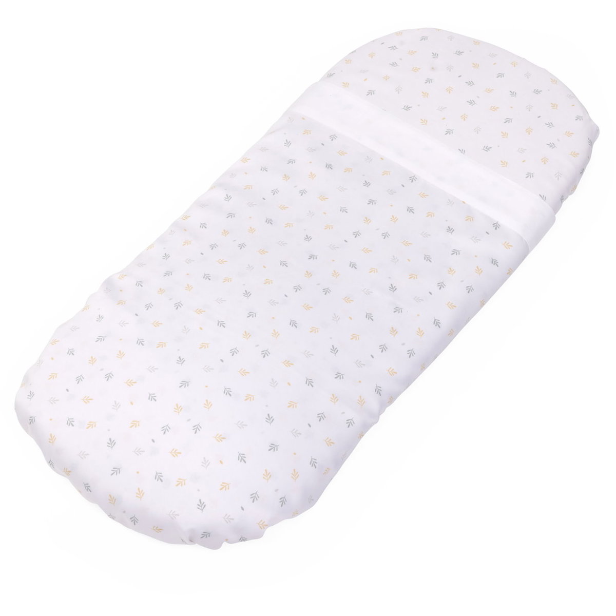 Weisses Spannbettlaken mit dezentem Muster auf Matratze