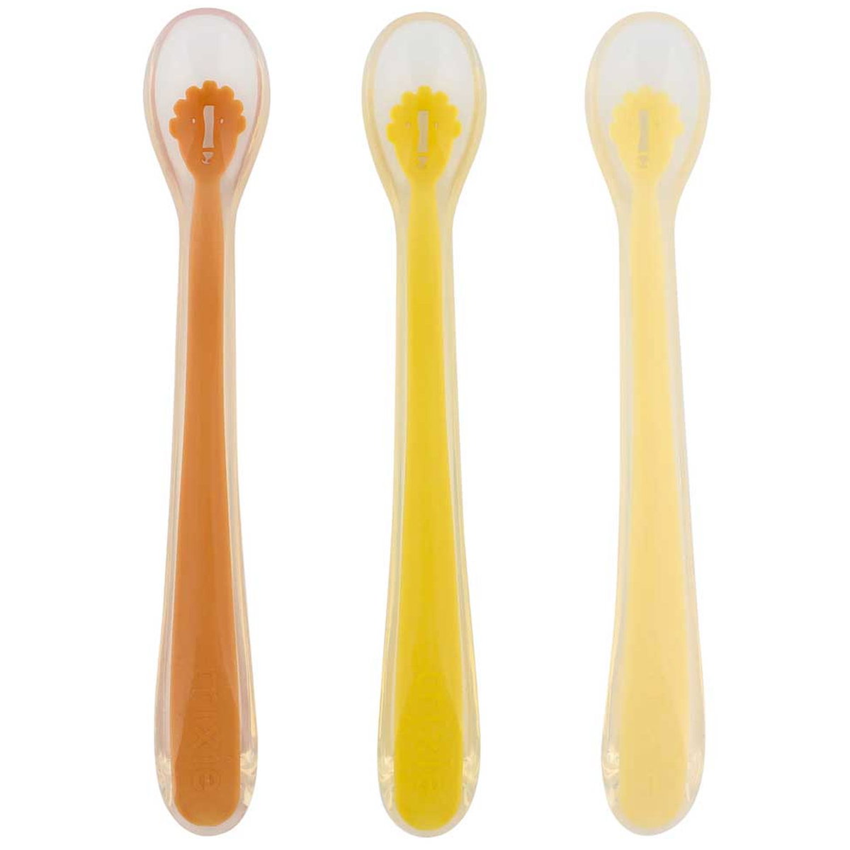 Drei Baby-Löffel aus Kunststoff in Braun, Gelb und Hellgelb, nebeneinander auf weissem Hintergrund angeordnet.