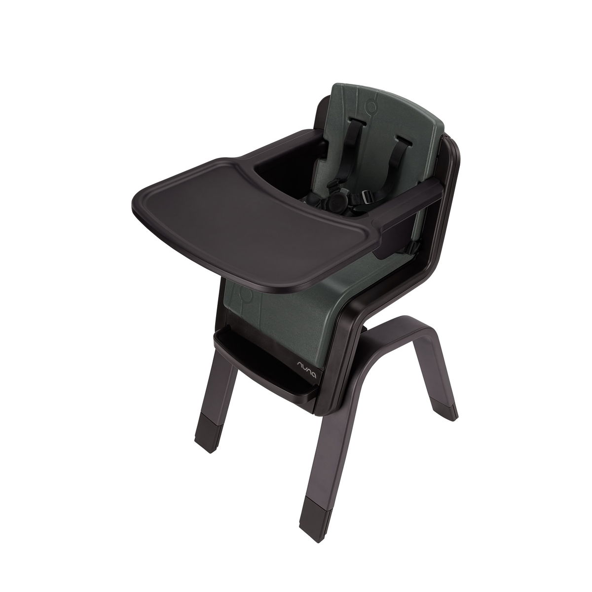 Schwarzer Hochstuhl mit Tablett und Sicherheitsgurt auf weis