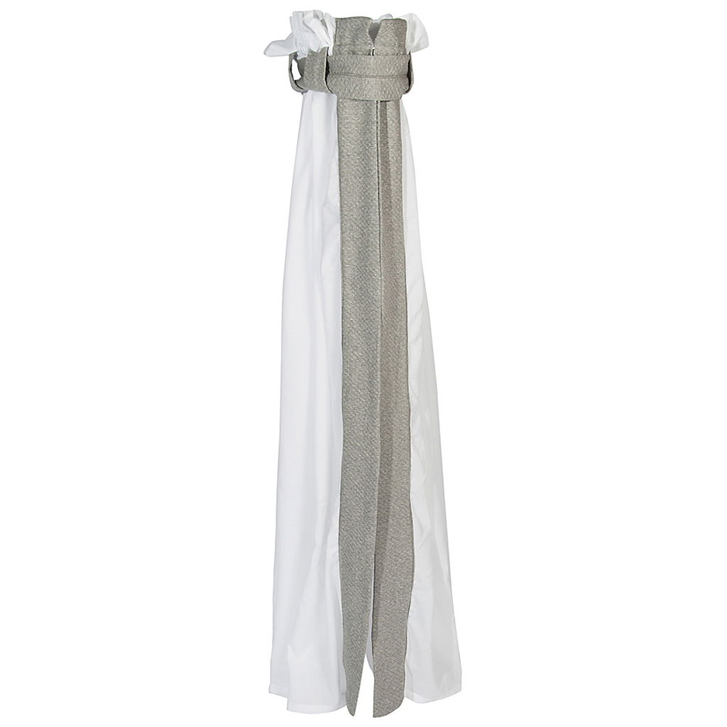 Weisser Betthimmel mit einem breiten grauen Zierband