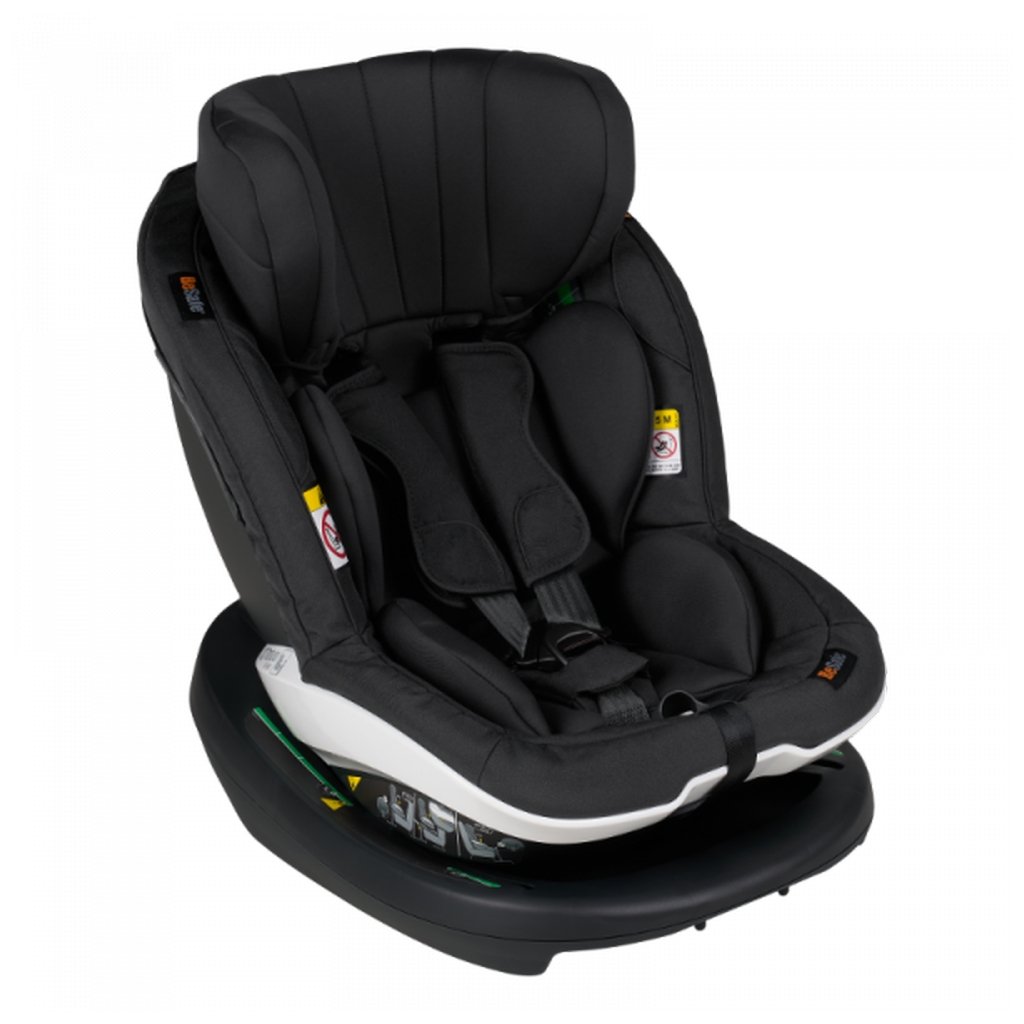 Schwarzer Autokindersitz mit Kopfst&uuml;tze und Anschnallgurt