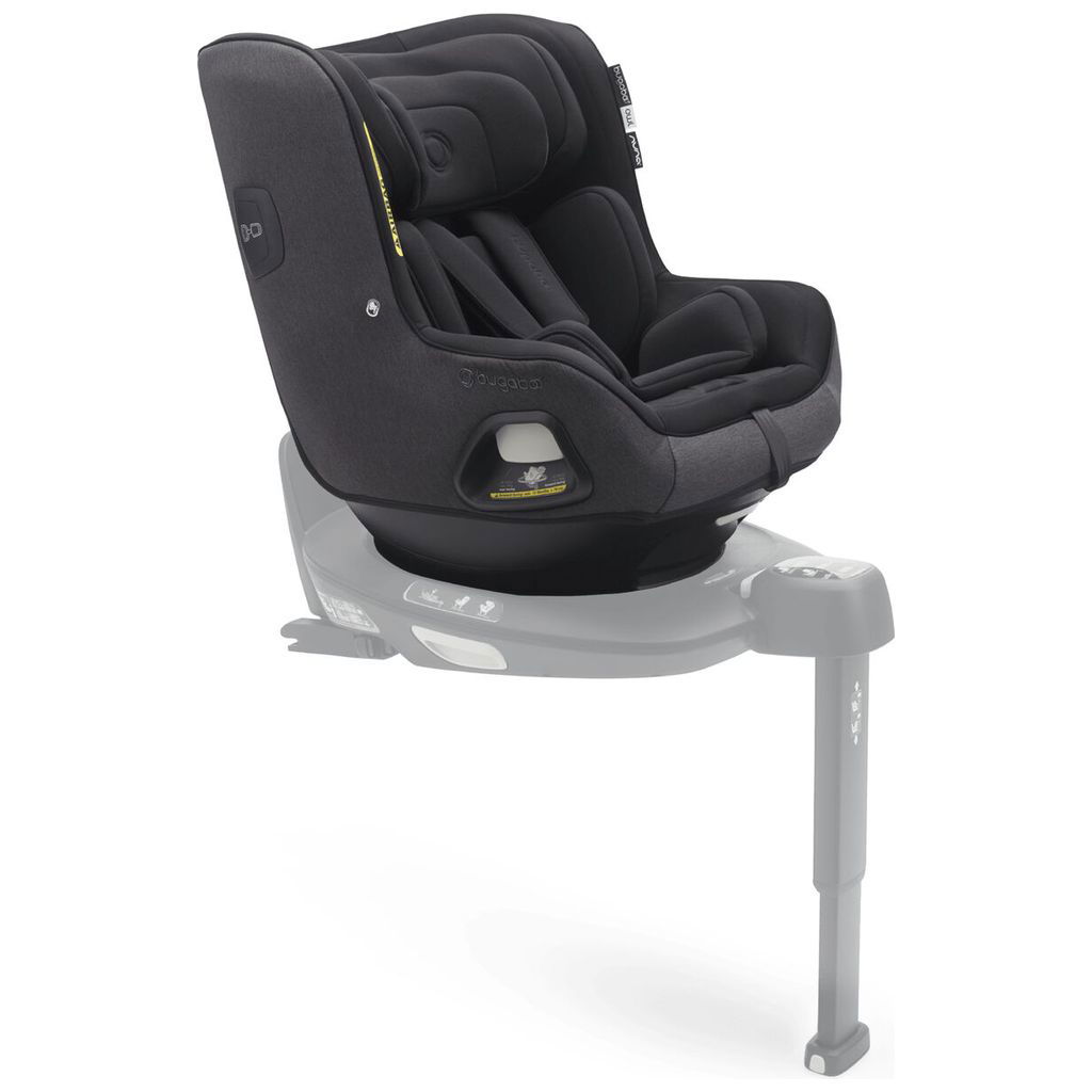 Schwarzer Autokindersitz auf grauer Basisstation freigestell