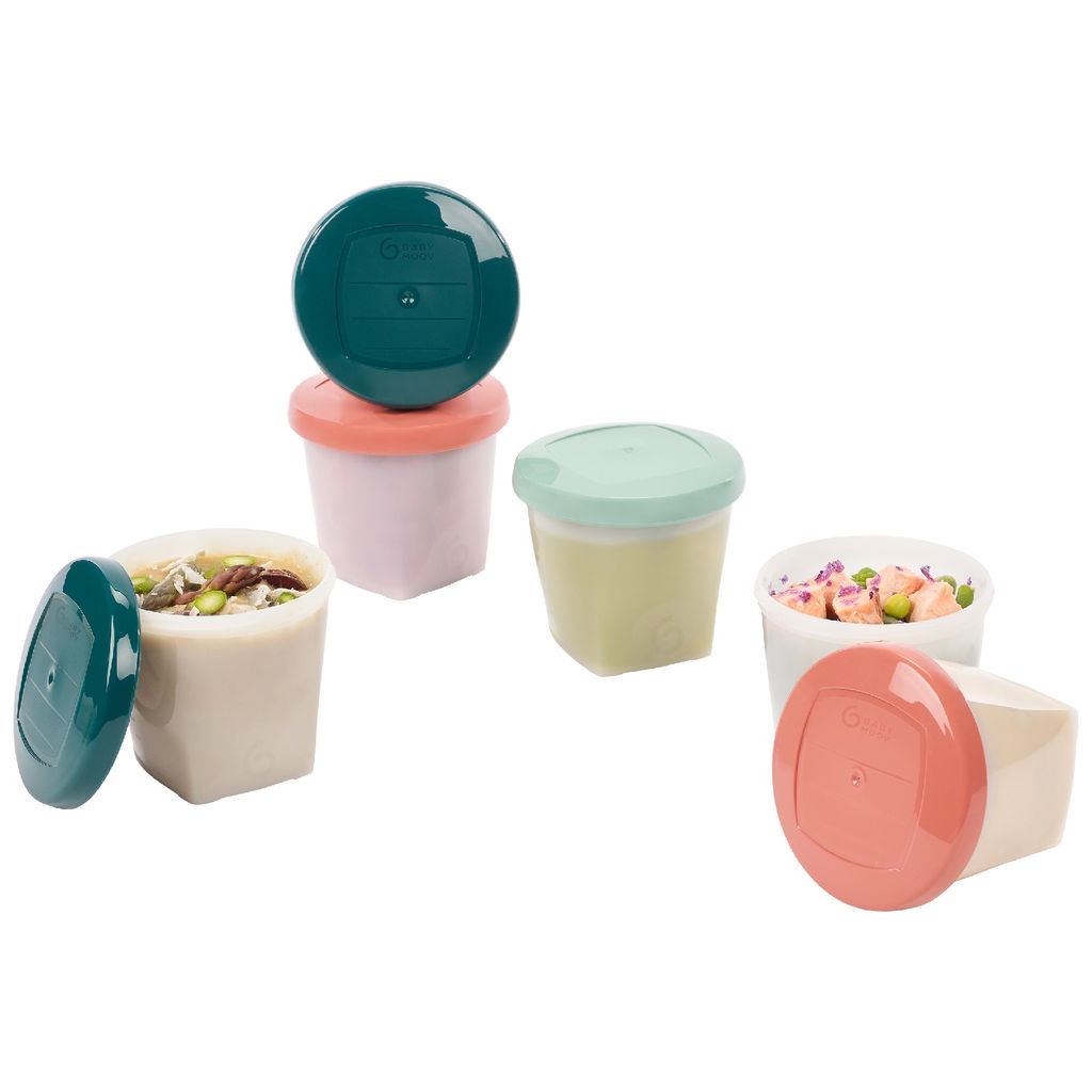 Drei gefüllte Kunststoffdosen mit verschiedenfarbigen Deckel