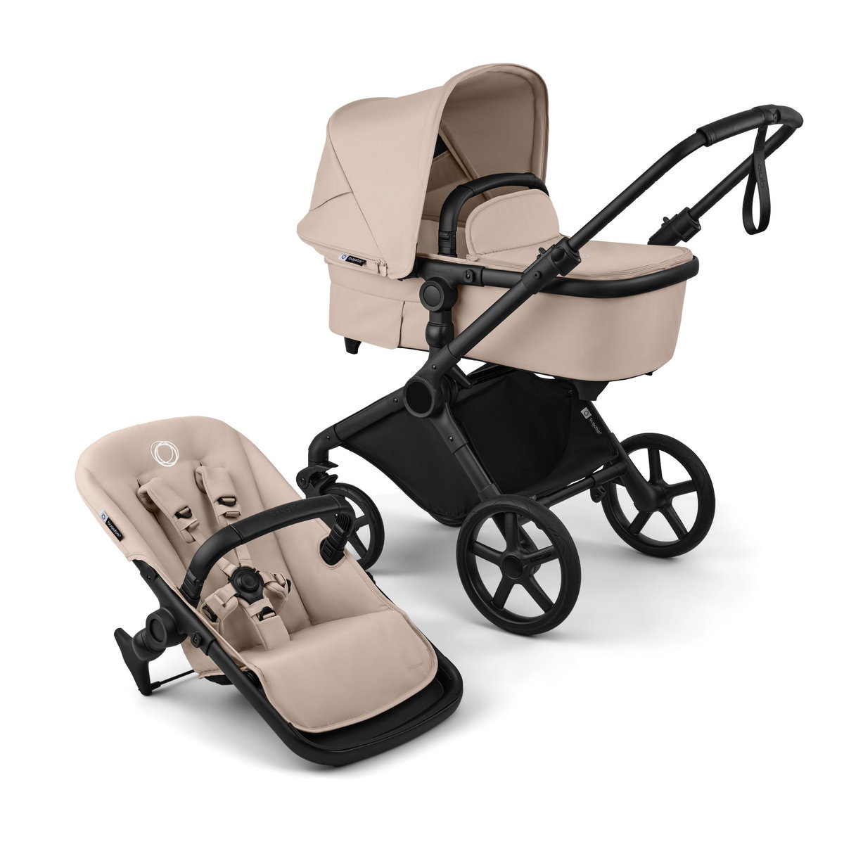 Beiger Kinderwagen mit schwarzem Gestell, einer montierten Babywanne und einem separat dargestellten Sportsitz, geeignet f&uuml;r Babys und Kleinkinder.