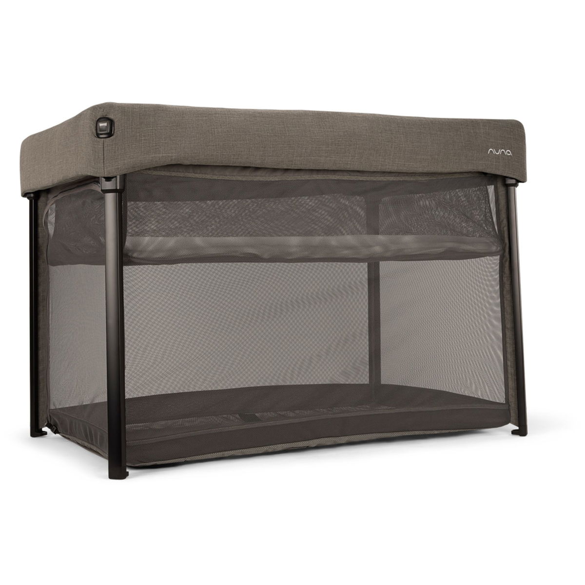 Ein rechteckiges Reisebett mit Netzwänden und gepolstertem R