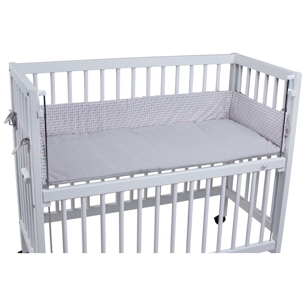 Weisses Gitterbett mit grauem Nestchen und heller Umrandung