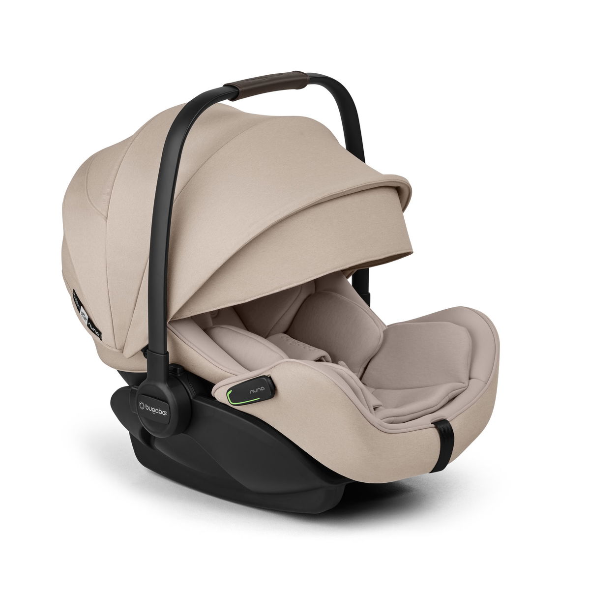 Beigefarbene Babyschale mit schwarzem Tragegriff und Verdeck