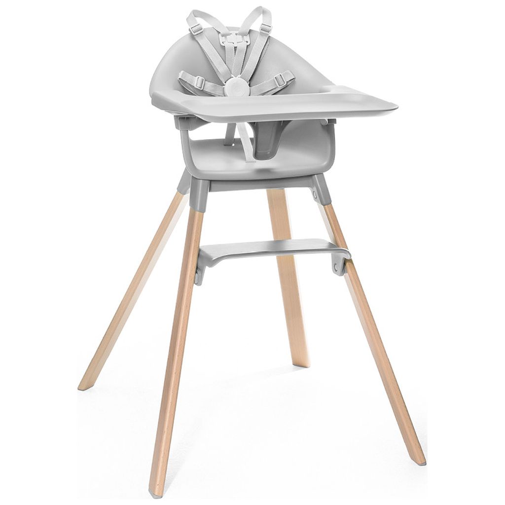 Grauer Baby-Hochstuhl mit Tablett und Gurt auf Holzbeinen
