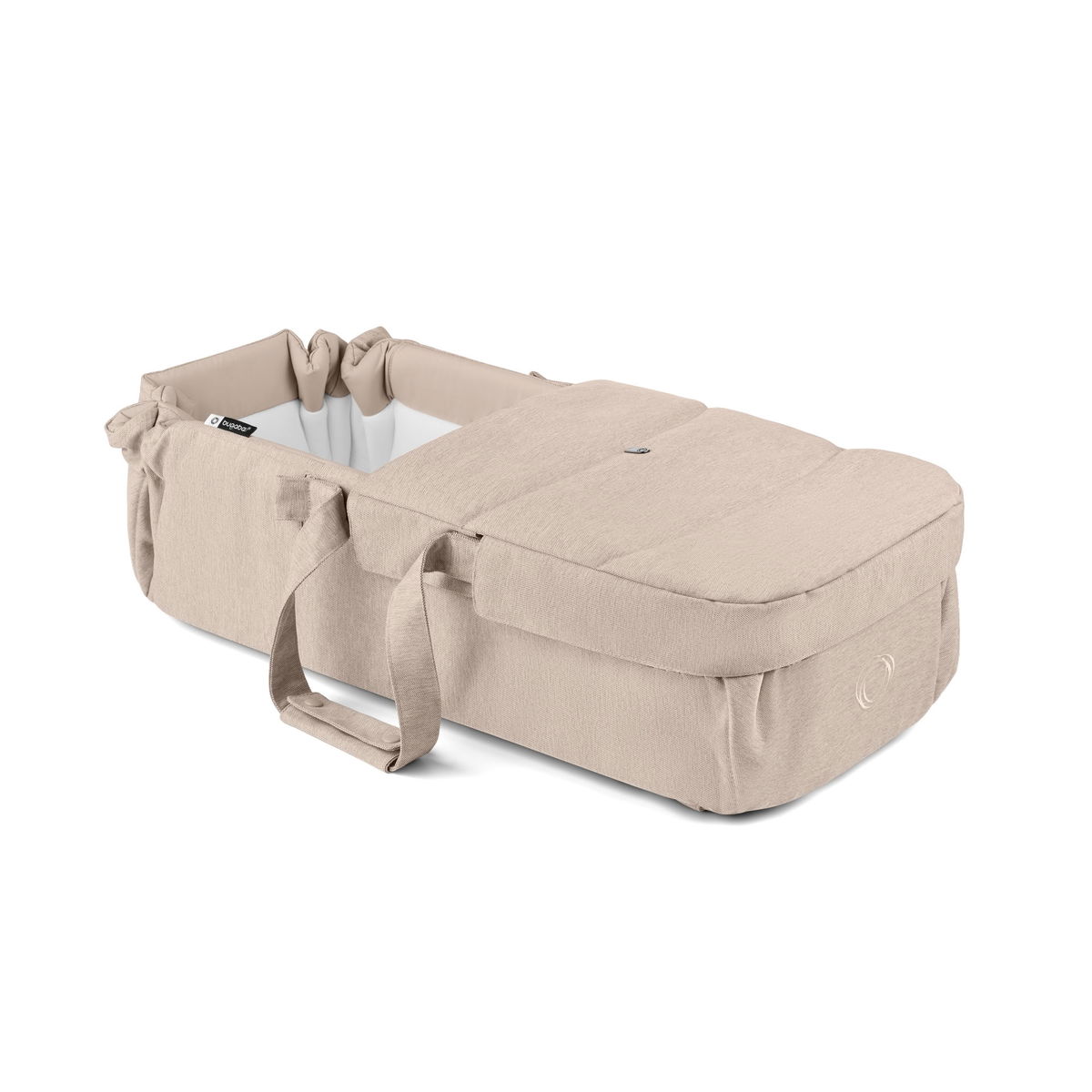 Beige Babytragetasche mit zwei Tragegriffen auf weissem Hint