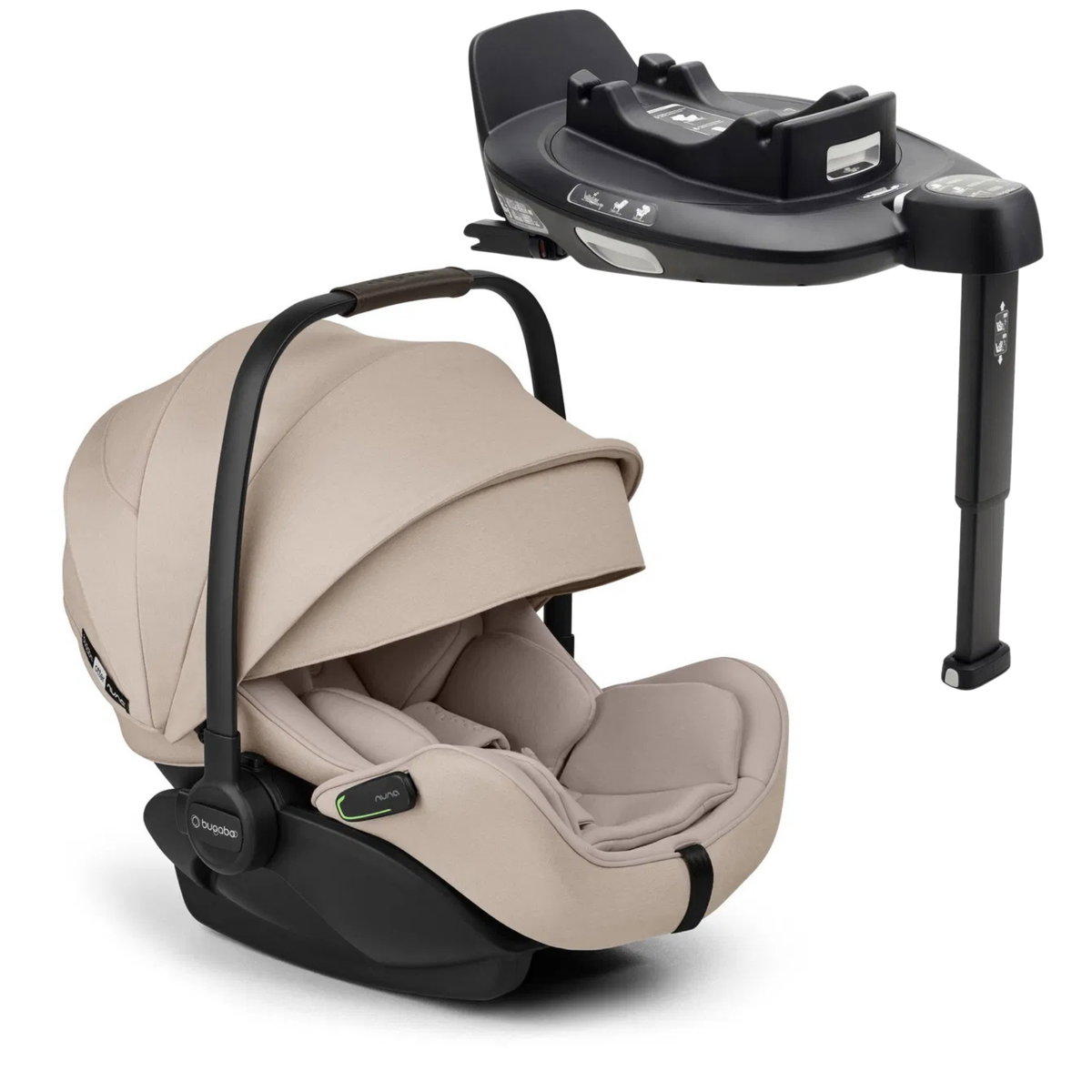 Beige Babyschale und schwarze Basisstation auf weissem Hinte